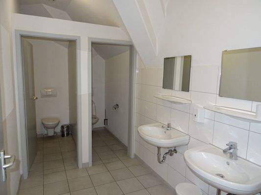 Eine der beiden WC-Anlagen für Damen #30866609