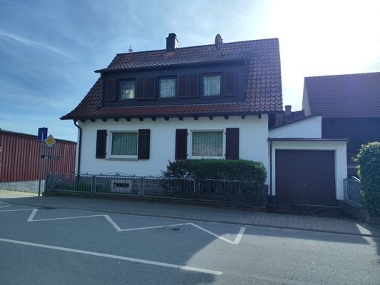 Haus 1 mit Garage Straßenansicht