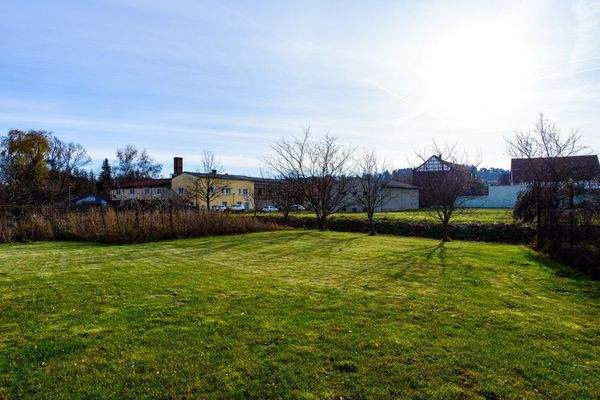 Garten mit Blick aus den Bach