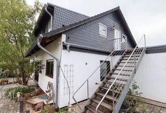 Seitenansicht mit Zugang zur Dachgeschosswohnung