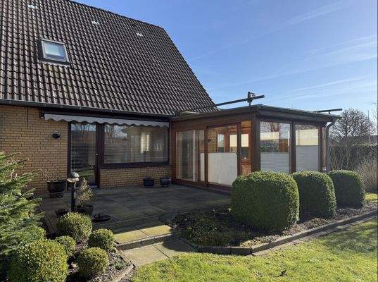 beheizter Wintergarten und S/W-Terrasse