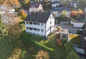 Luftbild von der Rückseite mit Blick auf den Garten 