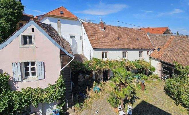 Gebäude mit Seitentrakt.jpg