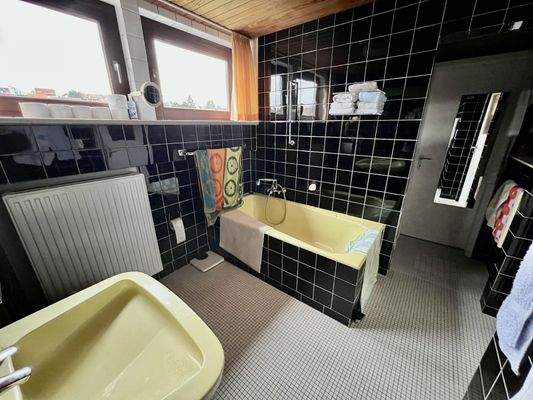 Großes Bad mit Wanne und Dusche