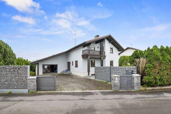 Breite Zufahrt mit elektrischem Tor