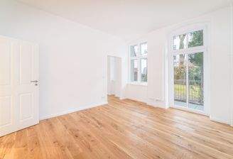 Wohnzimmer mit Zugang zur Terrasse