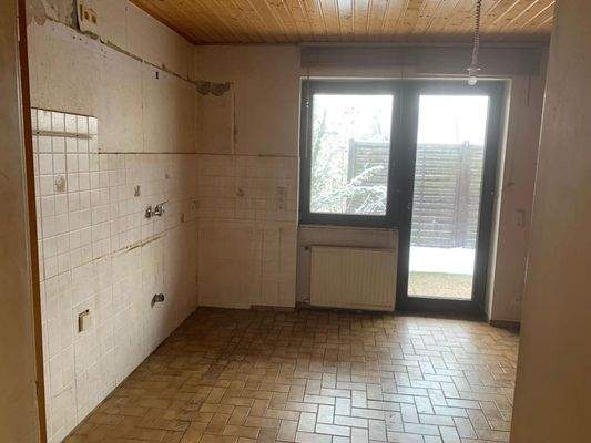 Küche mit Zugang zur Terrasse  