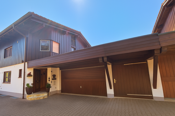 Überdachter Zugang & Garage