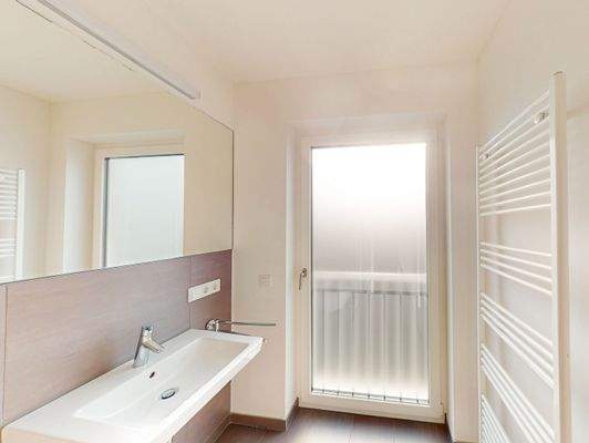 Badezimmer mit Dusche (Musterwohnung)