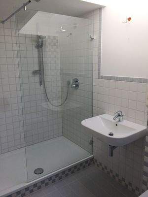 Badezimmer mit XXL Dusche.jpg
