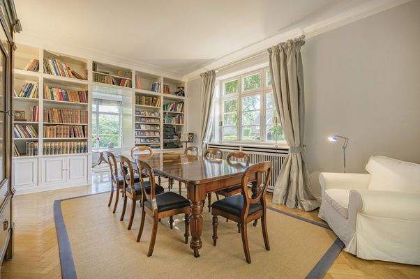 Großzügiges Esszimmer mit Einbauten