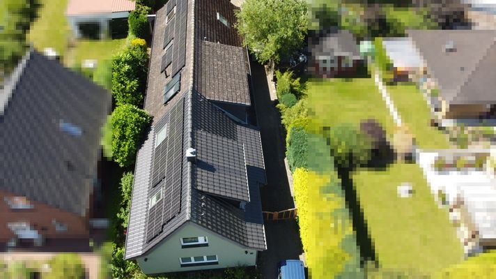 Dach mit PV und Solarthermie