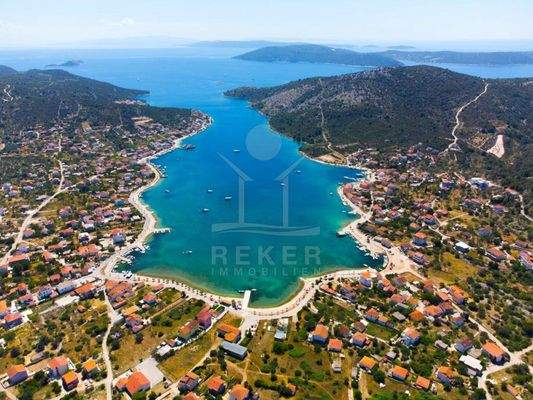 Grundstück in ruhiger Küstenlage bei Trogir