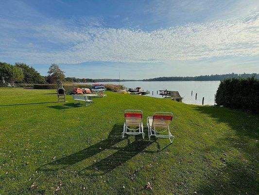 Strand mit Bootsstegen
