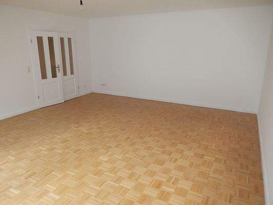 großzügiges Wohnzimmer