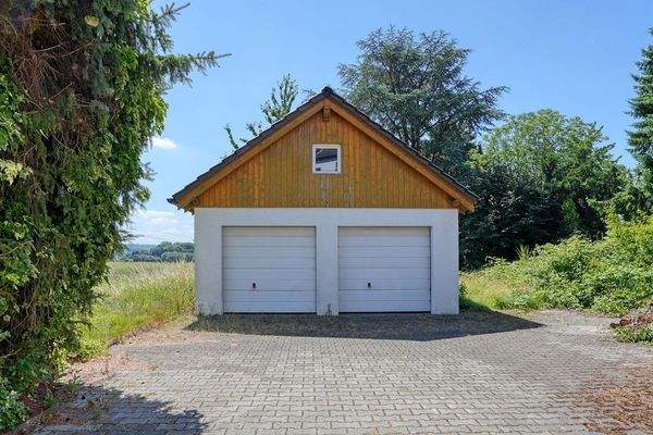 Große Doppelgarage