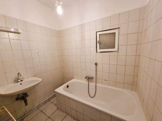 Innenliegendes Badezimmer mit Badewanne.jpg