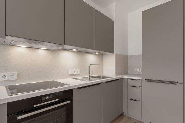 Moderne graue Küche