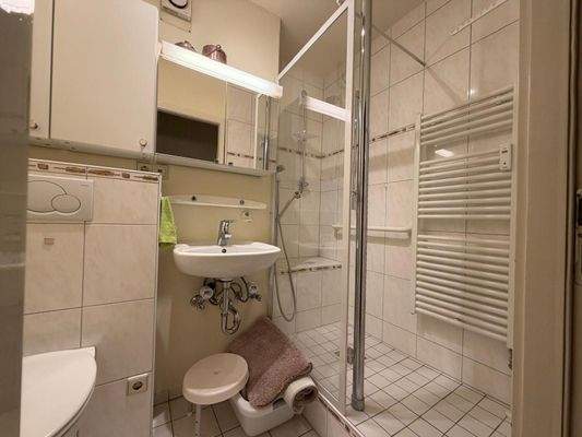 Innenliegendes Bad mit Dusche