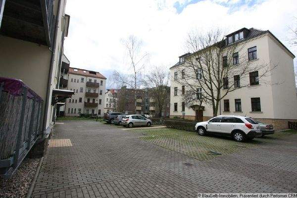 Blick in den Hof mit Stellplätzen