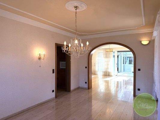 Vis a vis dem Esszimmer, das ... 