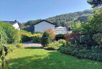 Rückseite mit parkartig angelegte Garten 