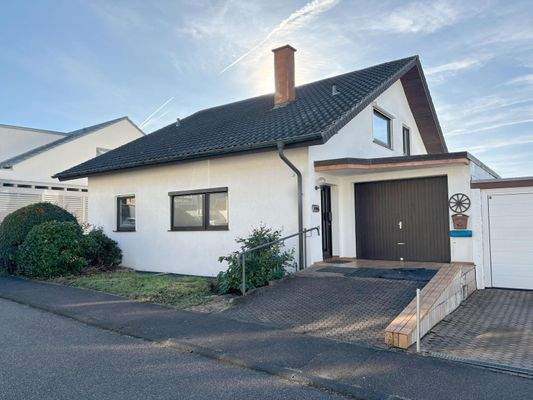 Sicht vom Haus inkl. Garage von Straßenseite aus