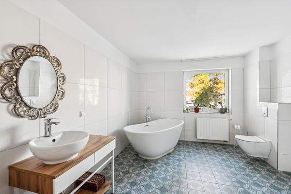 Bad mit Wanne und Dusche