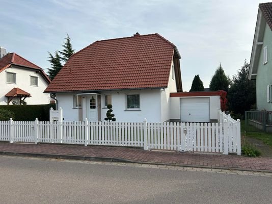 Straßenansicht und Garage