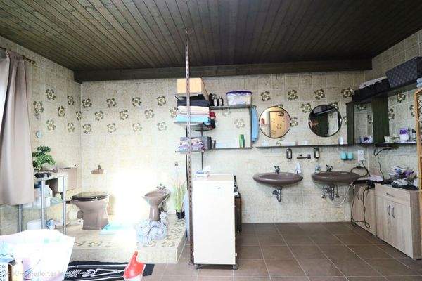 Tageslichtbad Obergeschoß mit Dusche und Badewanne