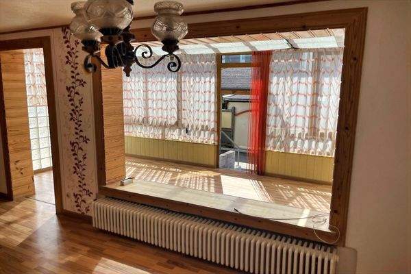 Wohnzimmer mit Blick in den Wintergarten