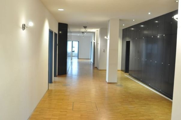 Büroflur mit Einbauschränken