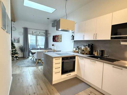 Küche mit Blick in den Wohnbereich 