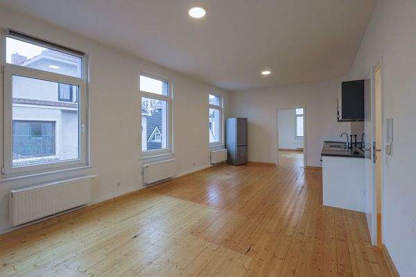 Der Blick aus dem Wohnbereich zur Küche