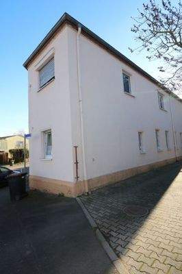 Seitenansicht und Zufahrt