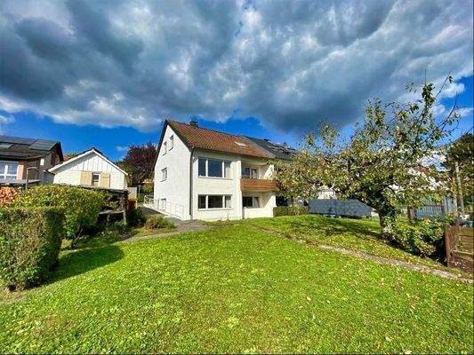 Hausansicht mit Garten