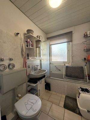 Bad mit Badewanne und Fenster