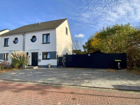 Straßenansicht mit Stellflächen