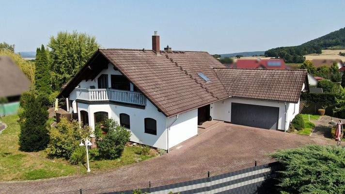 Vorderansicht mit Einfahrt