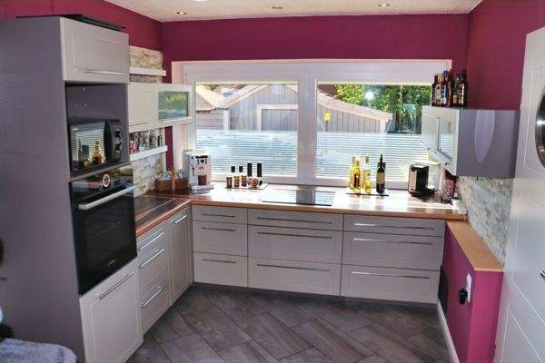 Küchenbereich mit heller Einbauküche