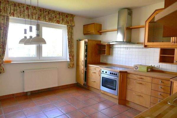 mit Platz für Esstisch