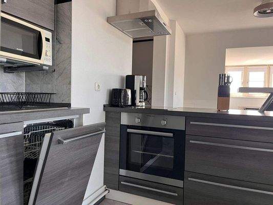 auch ist eine Kaffeemaschine vorhanden