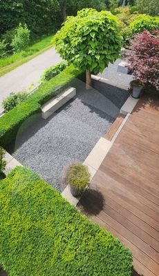 Blick auf EG-Garten und Terrasse vom Balkon