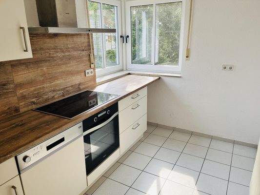 helle Küche mit Eckfenster