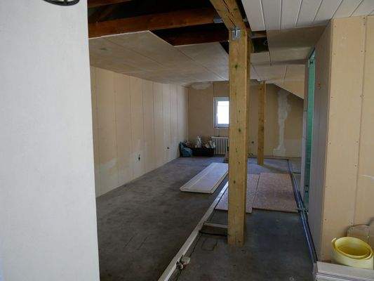 weitgehend ausgebaute, separate Wohneinheit im Dachgeschoss