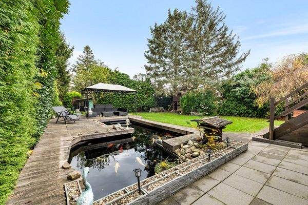 Garten mit Schwimmteich