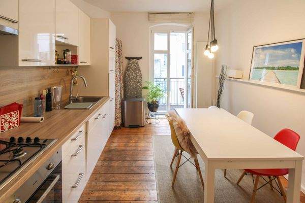 03. EBK mit Essecke und Zugang zum Balkon