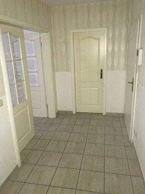 Flur mit großer Flügeltür zum Wohnzimmer