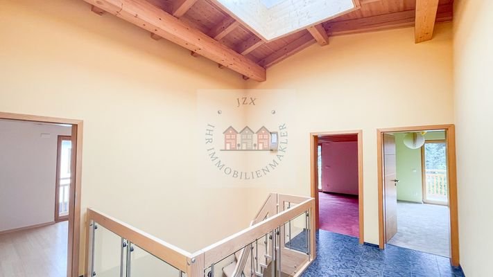 Flur/Treppenhaus mit Tageslicht