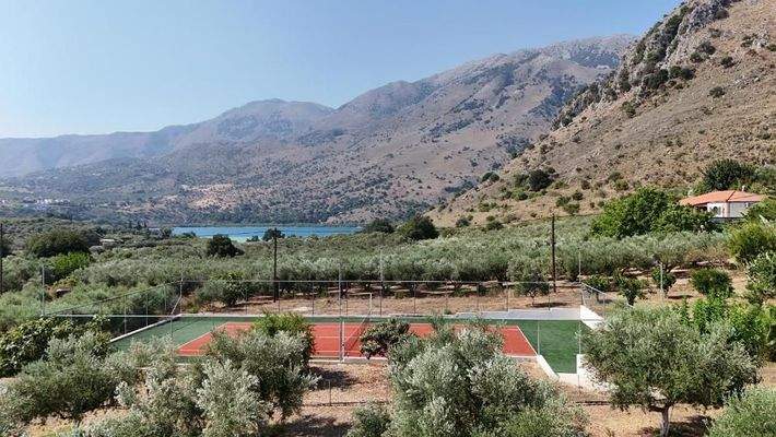 Kreta, Kournas: Spektakuläre Villa mit Tennisplatz nahe des Kournas-Sees zu verkaufen